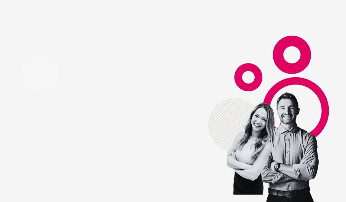 Illustration de la plateforme Extend by Coexya : deux consultants souriants en noir et blanc, entourés de grands cercles graphiques roses. Image représentant l’accompagnement des consultants freelances par Coexya.