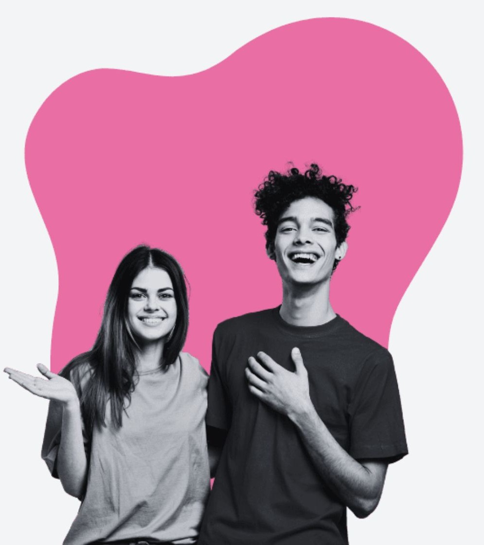 Deux jeunes freelances souriants posant ensemble devant une forme graphique rose, illustrant l’accompagnement et la communauté dédiée aux indépendants.grace à Extend by Coexya