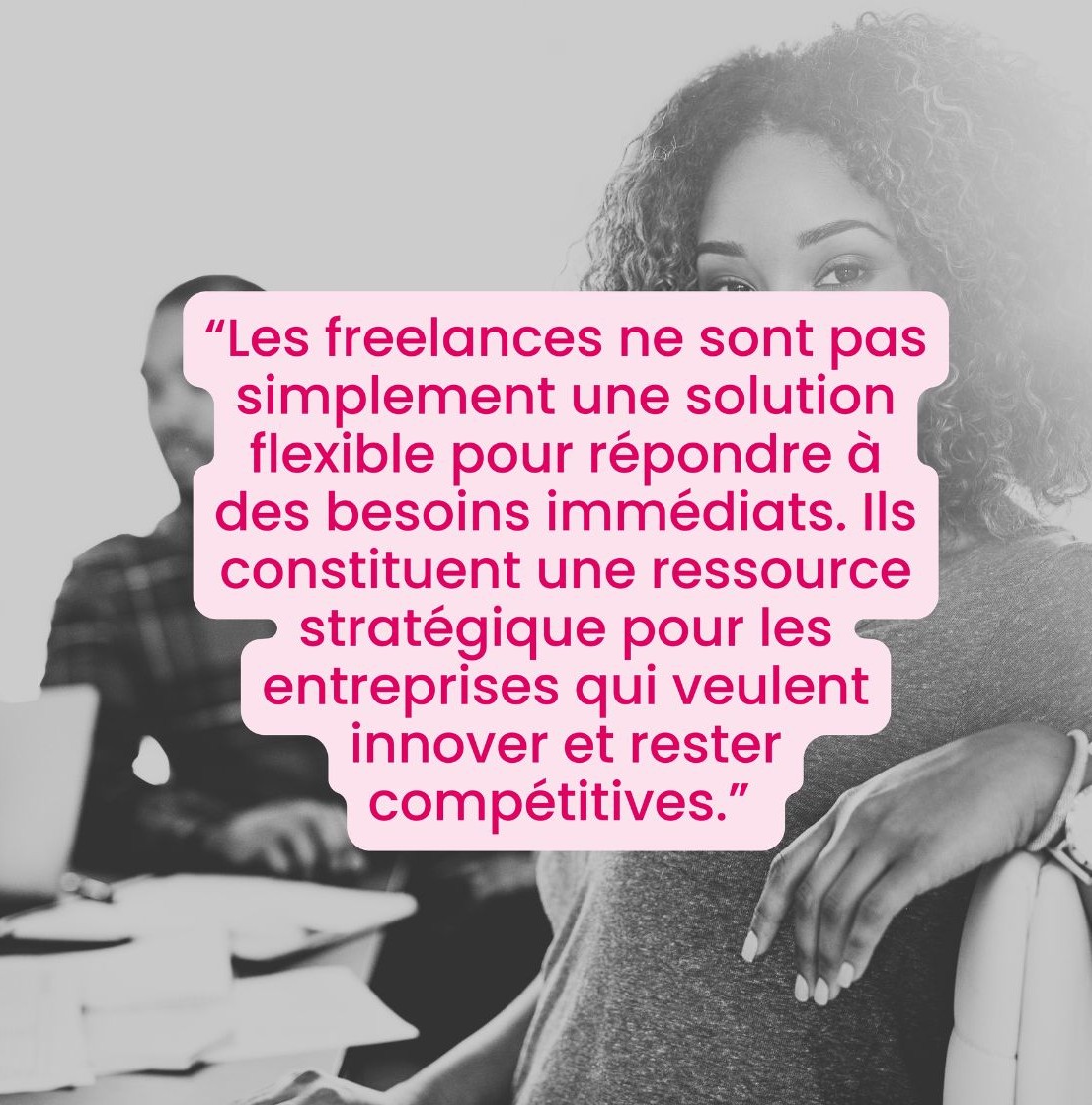 Femme assise dans un fauteuil, de profil, avec une citation en surimpression expliquant le rôle stratégique des freelances pour les entreprises.